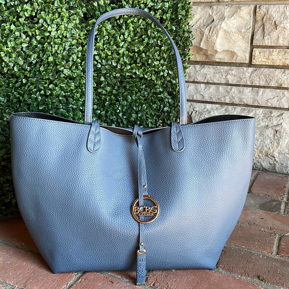 BCBG // Paris Vegan Pebble Leather REVERSIBLE Tote Bag wCharm Blue/Blk Large XL - Picture 11 of 11